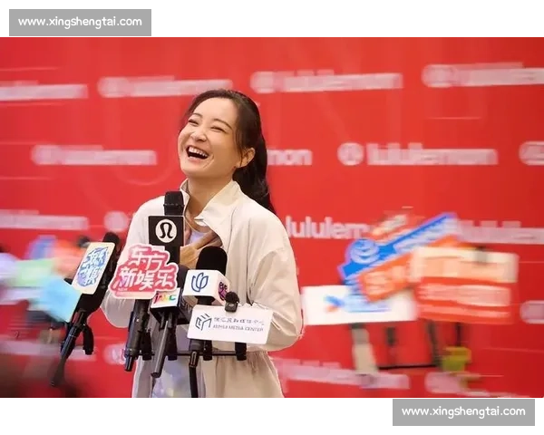 汪顺贾玲跨界联动！运动装同框打网球，握拳合影活力满格