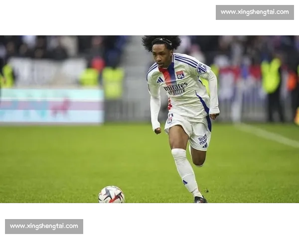 英超三巨头竞逐里昂天才边锋福法纳,转会费或破 5000 万欧 英超三巨头竞逐里昂天才边锋福法纳,转会费或破 5000 万欧