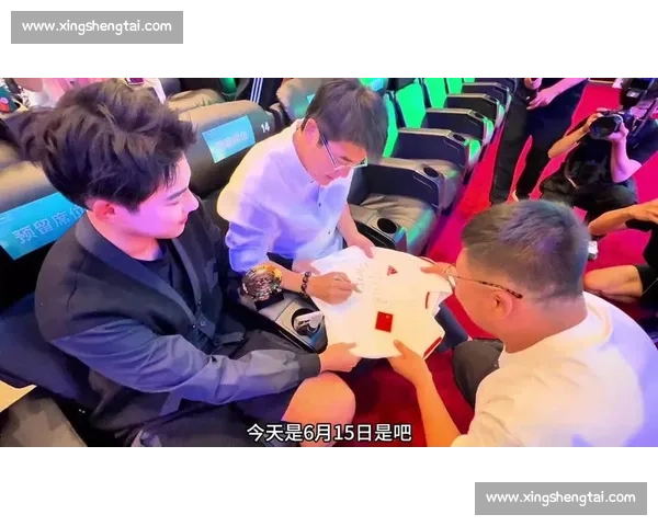 李明携子亮相世俱杯！高颜值父子同框引热议